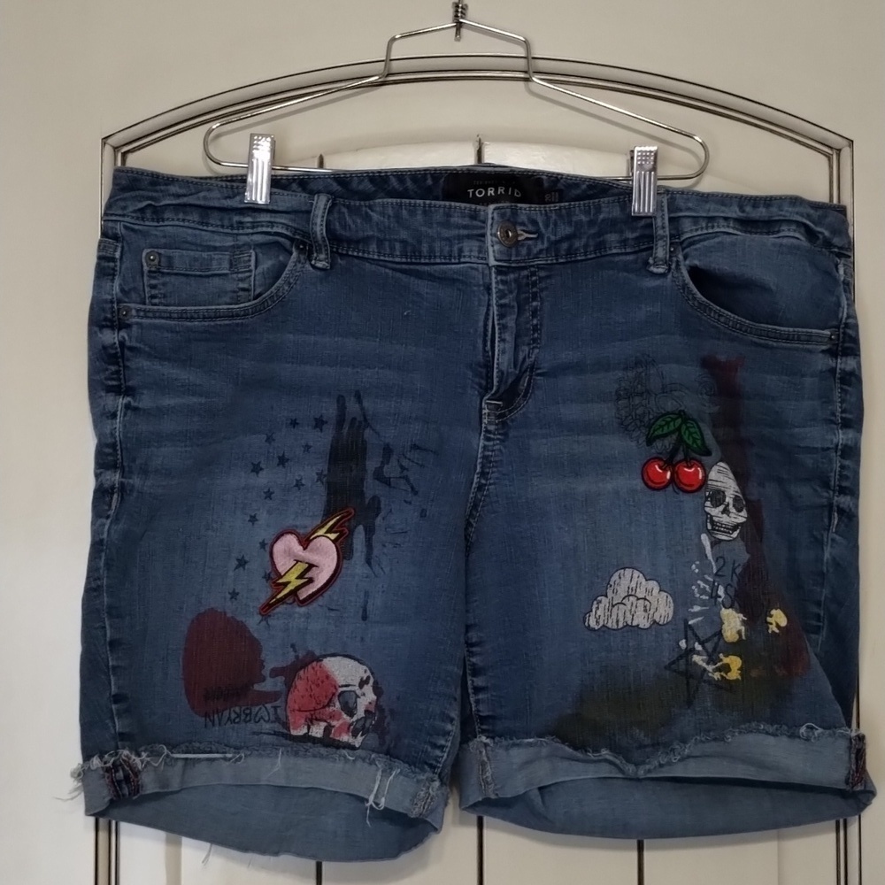 TORRID Premium Jean Shorts Patches & Paint Size 20 Designed in LA 90's
